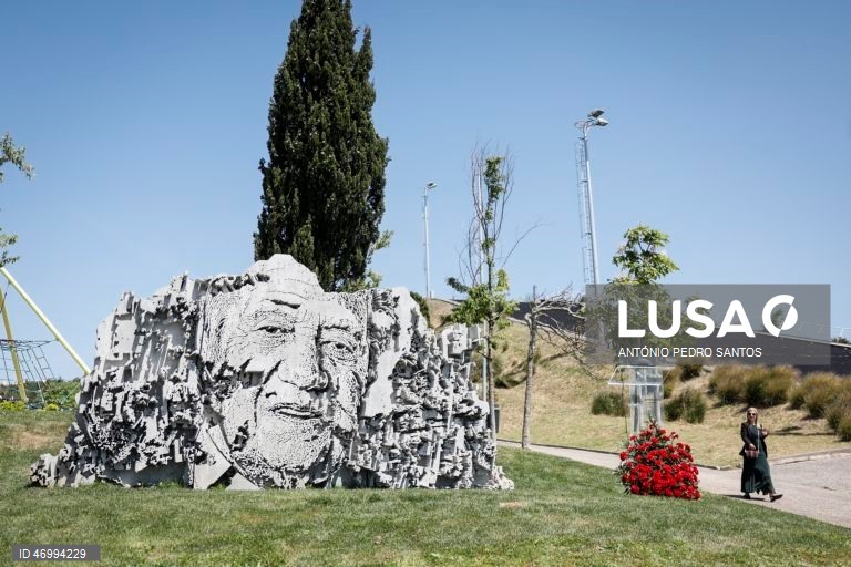 Inauguração da peça do artista visual Alexandre Farto, conhecido como Vhils (ausente da foto), de homenagem a Mário Soares, no Parque da Liberdade, na Amadora, 25 de abril de 2026. ANTÓNIO PEDRO SANTOS/LUSA
