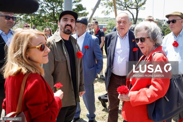 O artista visual Alexandre Farto, conhecido como Vhils (2-E), conversa com os filhos do antigo Presidente da República, Mários Soares, João Soares (3-D) e Isabel Soares (2-D), durante a inauguração da peça de homenagem a Mário Soares, no Parque da Liberdade, na Amadora, 25 de abril de 2026. ANTÓNIO PEDRO SANTOS/LUSA