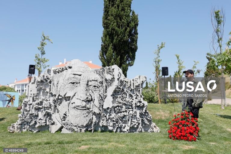 O artista visual Alexandre Farto, conhecido como Vhils, intervém durante a inauguração da peça de homenagem ao antigo Presidente da República, Mário Soares, no Parque da Liberdade, na Amadora, 25 de abril de 2026. ANTÓNIO PEDRO SANTOS/LUSA