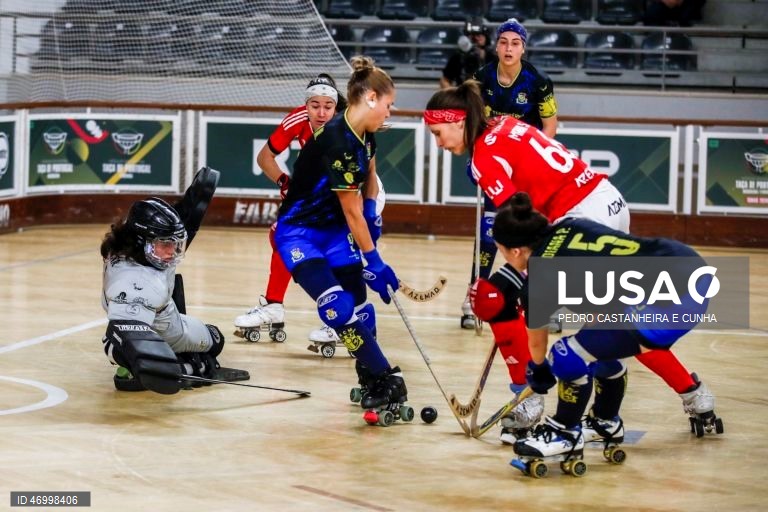 Inês Caldeira (E) e Diana Pinto (D) do Stuart Hoquei Clube de Massamá lutam pela bola com Maria Sofia Silva (2D) do Benfica no jogo da final da Taça de Portugal em hóquei em patins feminino disputado no Pavilhão Municipal Patrícia Sampaio, 26 abril 2026 em Tomar. PEDRO CASTANHEIRA E CUNHA/LUSA