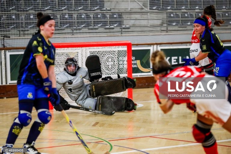 Inês Caldeira (C) guarda -redes do Stuart Hoquei Clube de Massamá em ação contra o Benfica no jogo da final da Taça de Portugal em hóquei em patins feminino disputado no Pavilhão Municipal Patrícia Sampaio, 26 abril 2026 em Tomar. PEDRO CASTANHEIRA E CUNHA/LUSA