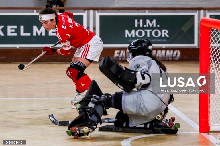 Inês Caldeira (D) do Stuart Hoquei Clube de Massamá lutam pela bola com Marlena Sousa (E) do Benfica no jogo da final da Taça de Portugal em hóquei em patins feminino disputado no Pavilhão Municipal Patrícia Sampaio, 26 abril 2026 em Tomar. PEDRO CASTANHEIRA E CUNHA/LUSA
