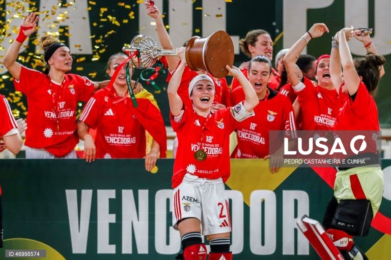 Jogadoras do Benfica festejam a conquista da Taça de Portugal feminina de hóquei em patins após venceram a final frente ao Stuart Hoquei Clube de Massamá no Pavilhão Municipal Patrícia Sampaio, 26 abril 2026 em Tomar. PEDRO CASTANHEIRA E CUNHA/LUSA
