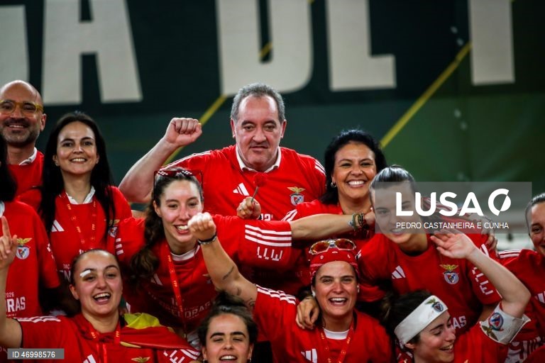 Jogadoras do Benfica, acompanhadas pelo treinador Paulo Almeida (C) festejam a conquista da Taça de Portugal feminina de hóquei em patins após venceram a final frente ao Stuart Hoquei Clube de Massamá no Pavilhão Municipal Patrícia Sampaio, 26 abril 2026 em Tomar. PEDRO CASTANHEIRA E CUNHA/LUSA