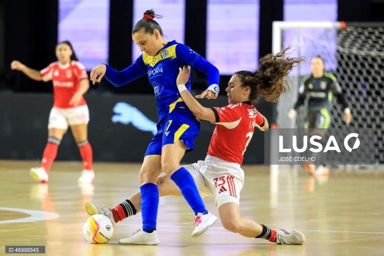 A jogadora do Benfica Inês Matos (D) disputa a bola com Ana Azevedo jogadora do Grupo Nuno Álvares durante o jogo da final da Taça de Portugal, Pavilhão Multiusos de Gondomar, 26 de abril de 2026. JOSÉ COELHO/LUSA