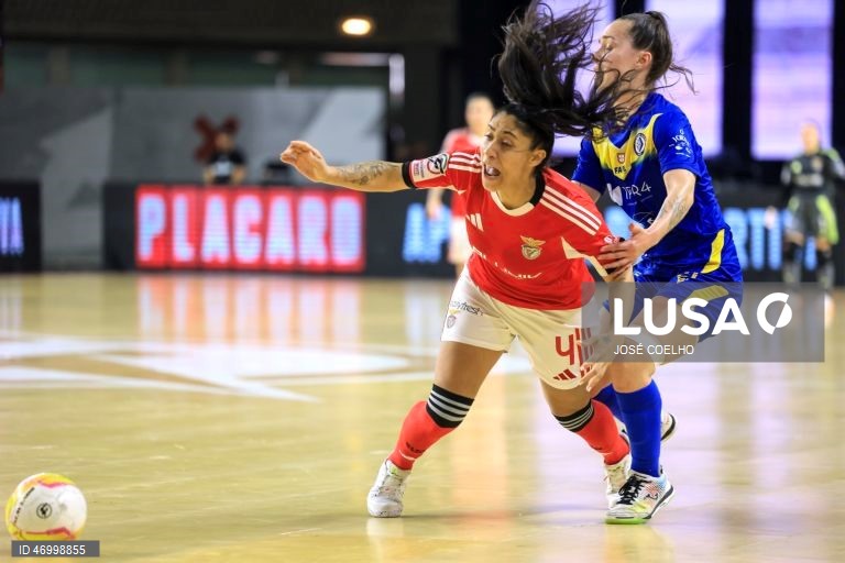 A jogadora do Benfica Bruna Carolina (E) disputa a bola com Mayara Almeida jogadora do Grupo Nuno Álvares durante o jogo da final da Taça de Portugal, Pavilhão Multiusos de Gondomar, 26 de abril de 2026. JOSÉ COELHO/LUSA