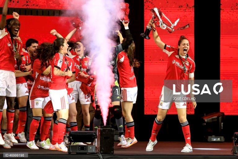 A jogadora do Benfica Inês Fernandes (E) levanta a taça de vencedoras do jogo da final da Taça de Portugal contra o Grupo Nuno Álvares, Pavilhão Multiusos de Gondomar, 26 de abril de 2026. JOSÉ COELHO/LUSA