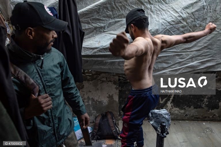 Palestina: Fisiculturistas palestinianos retomam a rotina num ginásio parcialmente destruído em Khan Yunis