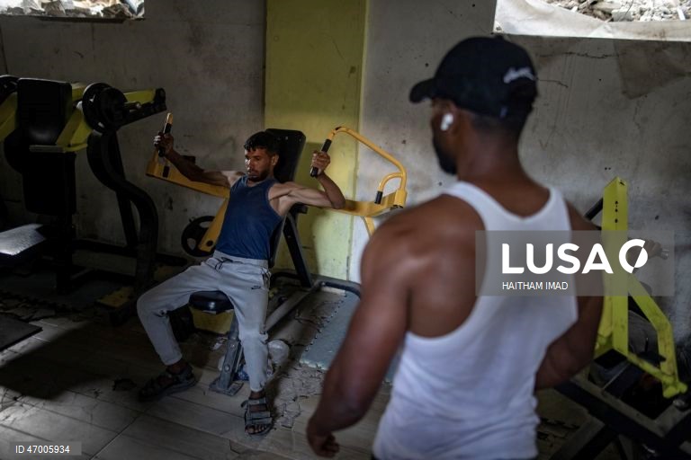 Palestina: Fisiculturistas palestinianos retomam a rotina num ginásio parcialmente destruído em Khan Yunis