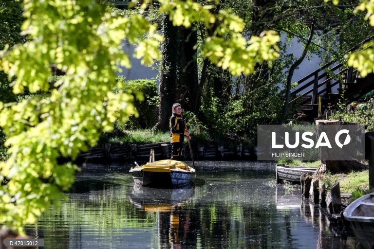 Alemanha: Início da época de entrega do correio por barcaça na região de Spreewald
