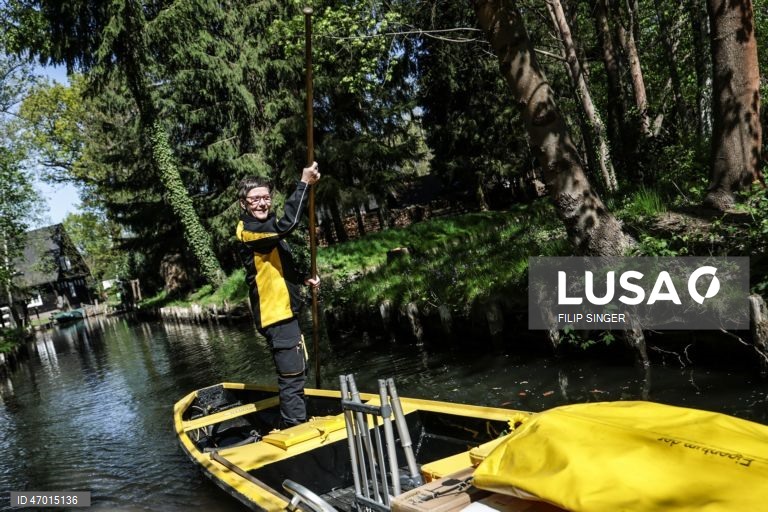 Alemanha: Início da época de entrega do correio por barcaça na região de Spreewald