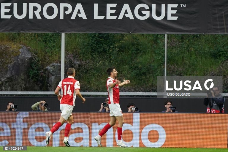 Um golo de Mario Dorgeles aos 90+2 minutos permitiu hoje ao Sporting de Braga adiantar-se ao Friburgo na corrida à final da Liga Europa de futebol, garantindo um triunfo em casa por 2-1, na primeira mão das meias-finais.