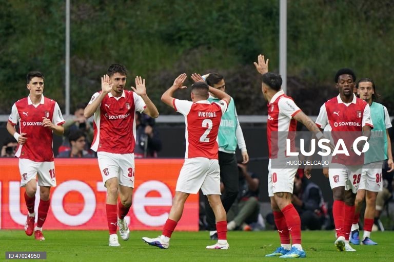 Um golo de Mario Dorgeles aos 90+2 minutos permitiu hoje ao Sporting de Braga adiantar-se ao Friburgo na corrida à final da Liga Europa de futebol, garantindo um triunfo em casa por 2-1, na primeira mão das meias-finais.