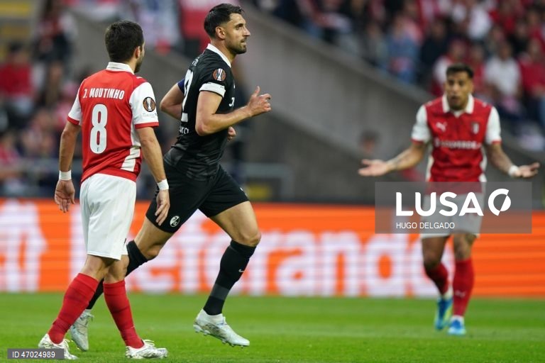 Um golo de Mario Dorgeles aos 90+2 minutos permitiu hoje ao Sporting de Braga adiantar-se ao Friburgo na corrida à final da Liga Europa de futebol, garantindo um triunfo em casa por 2-1, na primeira mão das meias-finais.