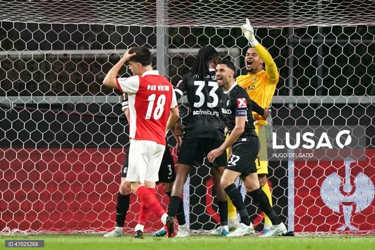 Um golo de Mario Dorgeles aos 90+2 minutos permitiu hoje ao Sporting de Braga adiantar-se ao Friburgo na corrida à final da Liga Europa de futebol, garantindo um triunfo em casa por 2-1, na primeira mão das meias-finais.
