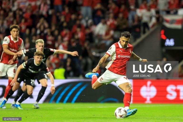 Um golo de Mario Dorgeles aos 90+2 minutos permitiu hoje ao Sporting de Braga adiantar-se ao Friburgo na corrida à final da Liga Europa de futebol, garantindo um triunfo em casa por 2-1, na primeira mão das meias-finais.