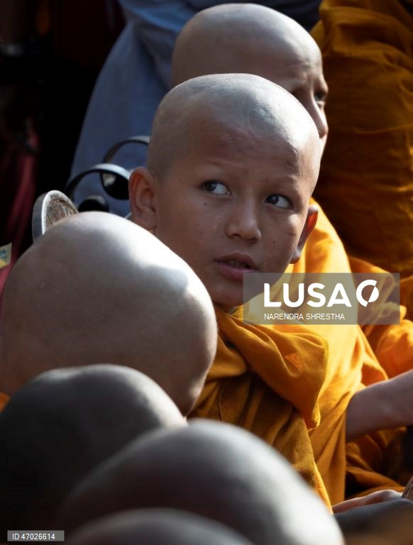 Monges budistas nepaleses à espera de donativos enquanto os peregrinos visitam a Estupa de Boudha durante as celebrações do aniversário de Buda em Catmandu, Nepal. Milhares de devotos budistas e hindus acorreram ao templo para celebrar o tradicional aniversário de Buda, ou Príncipe Siddhartha Gautama, que nasceu há cerca de 2.500 anos em Lumbini, atualmente no Nepal, e é venerado por pessoas em toda a Ásia.  