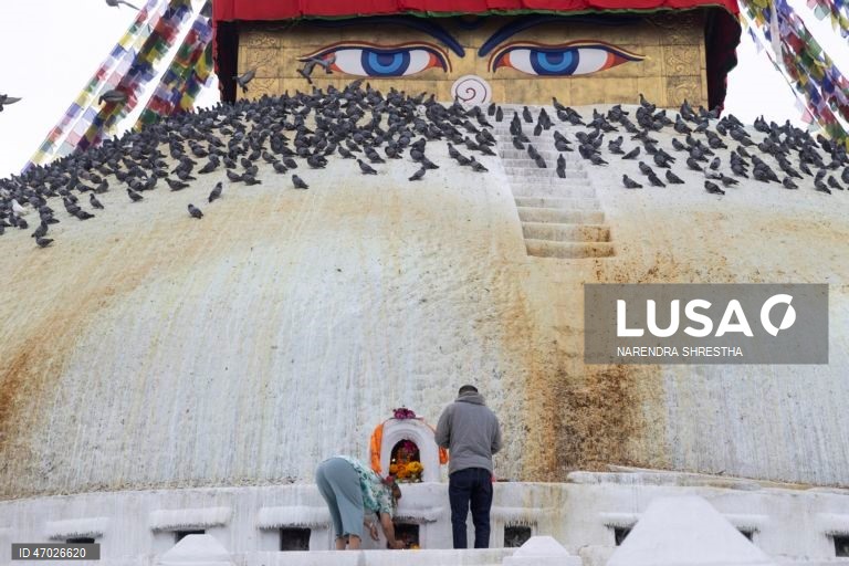 Monges budistas nepaleses à espera de donativos enquanto os peregrinos visitam a Estupa de Boudha durante as celebrações do aniversário de Buda em Catmandu, Nepal. Milhares de devotos budistas e hindus acorreram ao templo para celebrar o tradicional aniversário de Buda, ou Príncipe Siddhartha Gautama, que nasceu há cerca de 2.500 anos em Lumbini, atualmente no Nepal, e é venerado por pessoas em toda a Ásia.  