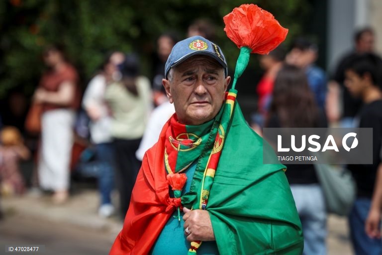 Um manifestante protesta durante a marcha do Dia do Trabalhador convocada pela CGTP-IN, entre o Martim Moniz e a Alameda D. Afonso Henriques, em Lisboa, 01 de maio de 2026. TIAGO PETINGA/LUSA