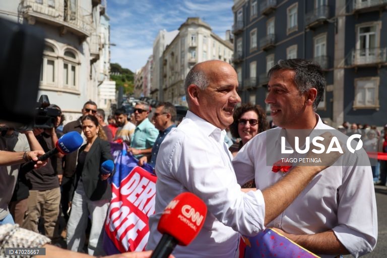 O secretário-geral da CGTP-IN, Tiago Oliveira (D) e o secretário-geral do Partido Comunista Português (PCP), Paulo Raimundo, cumprimentam-se durante a marcha do Dia do Trabalhador convocada pela CGTP-IN, entre o Martim Moniz e a Alameda D. Afonso Henriques, em Lisboa, 01 de maio de 2026. TIAGO PETINGA/LUSA