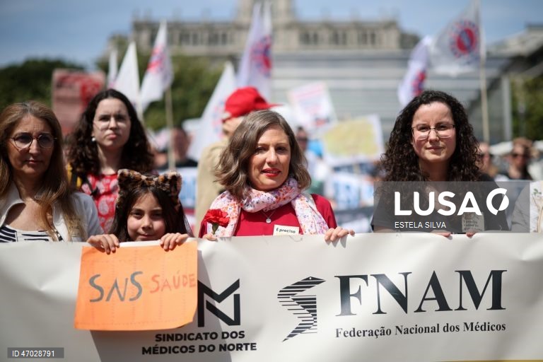 Joana Bordalo e Sá (C), presidente do Sindicato dos Médicos do Norte (SMN), participa na manifestação de médicos contra a degradação do Serviço Nacional de Saúde, no âmbito do Dia do Trabalhador, no Porto, 01 de Maio de 2026. ESTELA SILVA/LUSA
