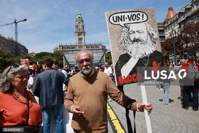 Manifestantes protestam durante a marcha do Dia do Trabalhador no Porto, 01 de Maio de 2026. ESTELA SILVA/LUSA