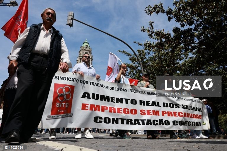 Manifestantes protestam durante a marcha do Dia do Trabalhador no Porto, 01 de Maio de 2026. ESTELA SILVA/LUSA