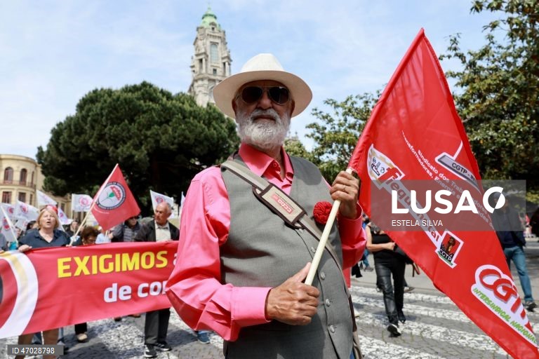 Manifestantes protestam durante a marcha do Dia do Trabalhador no Porto, 01 de Maio de 2026. ESTELA SILVA/LUSA
