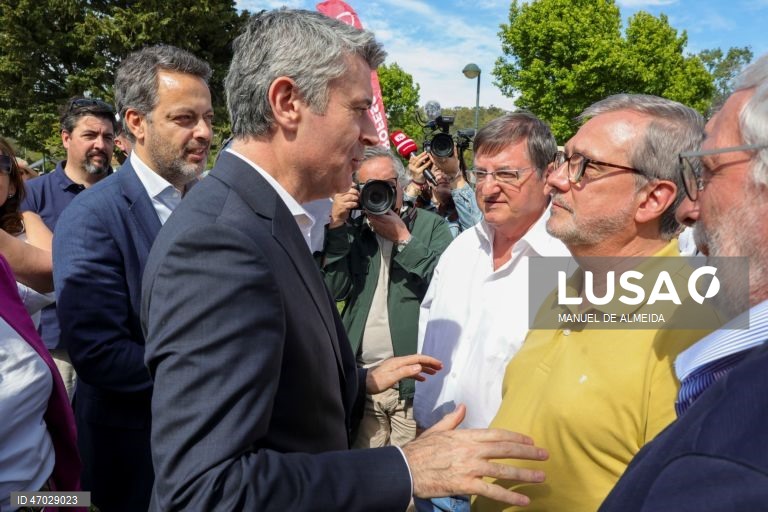 O secretário-geral do Partido Socialista (PS), José Luís Carneiro (C), conversa com o secretário-geral da UGT, Mário Mourão (D), durante a celebração do Dia do Trabalhador, no Centro Desportivo Nacional do Jamor, em oeiras, 01 de maio de 2026. MANUEL DE ALMEIDA/LUSA