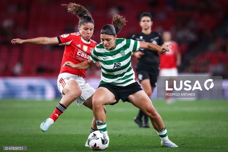 O Benfica venceu hoje o Sporting por 3-1, num jogo da 17.ª jornada da I Liga feminina de futebol que antecedeu a entrega do troféu às águias, hexacampeãs nacionais em título, no Estádio da Luz.