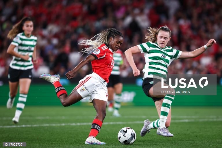 O Benfica venceu hoje o Sporting por 3-1, num jogo da 17.ª jornada da I Liga feminina de futebol que antecedeu a entrega do troféu às águias, hexacampeãs nacionais em título, no Estádio da Luz.