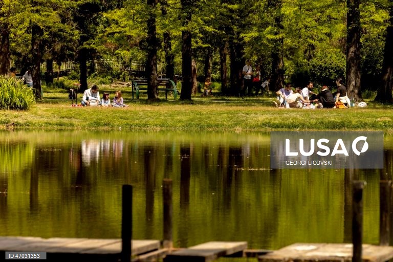 Margens do rio Vardar durante um dia ensolarado em Skopje, República da Macedónia do Norte. Apesar da queda da temperatura de 26 para 16 graus Celsius, os residentes de Skopje acorreram ao parque da cidade para desfrutar do dia fresco e ensolarado. 