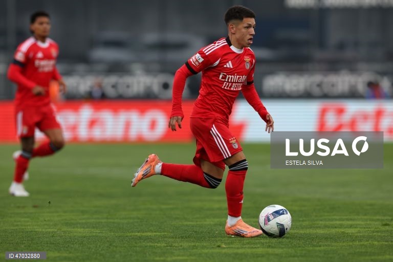O Benfica empatou hoje a dois golos em casa do Famalicão, em jogo da 32.ª jornada da I Liga portuguesa de futebol, e pode ser apanhado pelo Sporting no segundo lugar.
