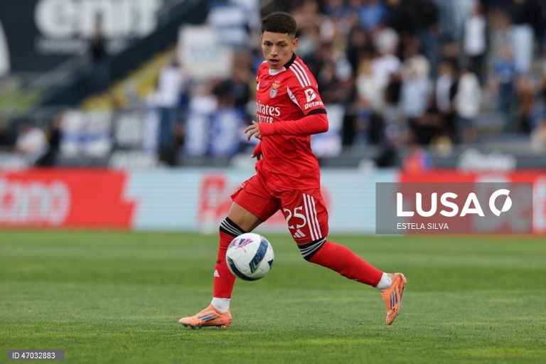 O Benfica empatou hoje a dois golos em casa do Famalicão, em jogo da 32.ª jornada da I Liga portuguesa de futebol, e pode ser apanhado pelo Sporting no segundo lugar.