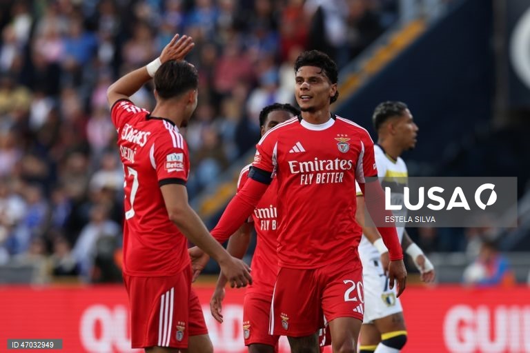 O Benfica empatou hoje a dois golos em casa do Famalicão, em jogo da 32.ª jornada da I Liga portuguesa de futebol, e pode ser apanhado pelo Sporting no segundo lugar.