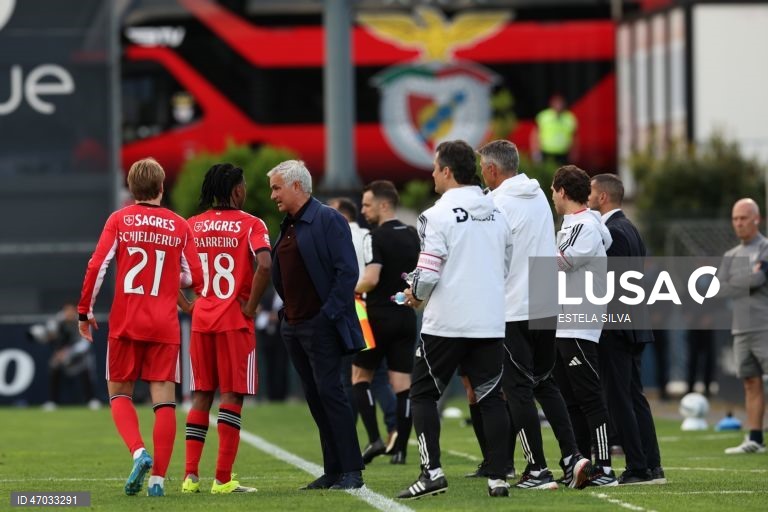 O Benfica empatou hoje a dois golos em casa do Famalicão, em jogo da 32.ª jornada da I Liga portuguesa de futebol, e pode ser apanhado pelo Sporting no segundo lugar.