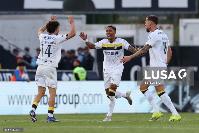 O Benfica empatou hoje a dois golos em casa do Famalicão, em jogo da 32.ª jornada da I Liga portuguesa de futebol, e pode ser apanhado pelo Sporting no segundo lugar.