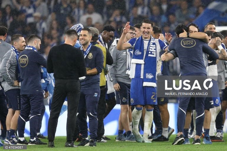 O FC Porto sagrou-se hoje campeão nacional de futebol pela 31.ª vez na sua história, após vitória frente ao Alverca, por 1-0.