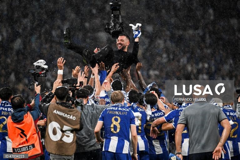 O FC Porto sagrou-se hoje campeão nacional de futebol pela 31.ª vez na sua história, após vitória frente ao Alverca, por 1-0.