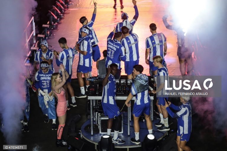 O FC Porto sagrou-se hoje campeão nacional de futebol pela 31.ª vez na sua história, após vitória frente ao Alverca, por 1-0.