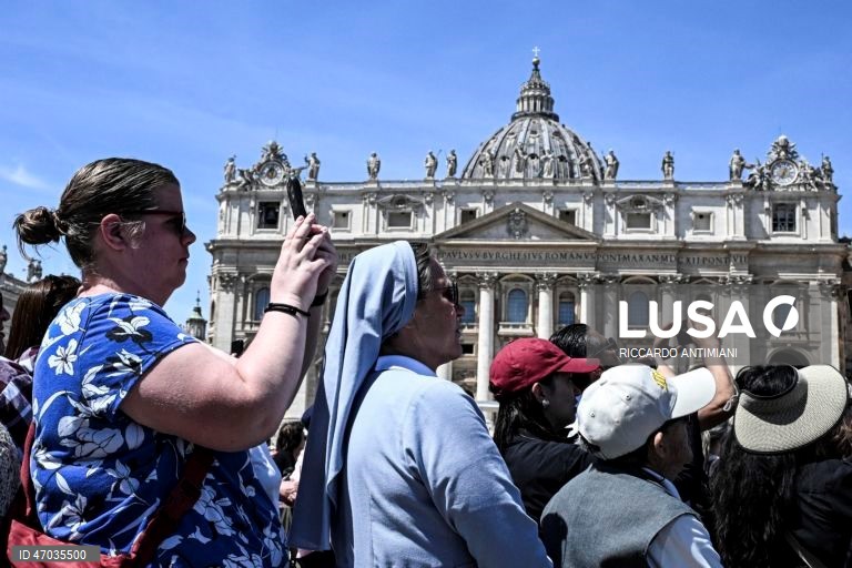 O Papa Leão XIV conduz a oração do Regina Caeli na Praça de São Pedro.