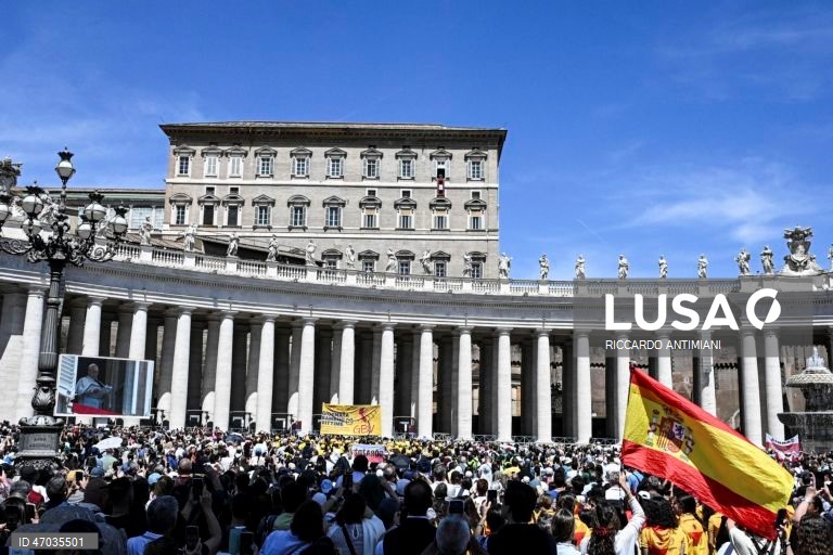 O Papa Leão XIV conduz a oração do Regina Caeli na Praça de São Pedro.