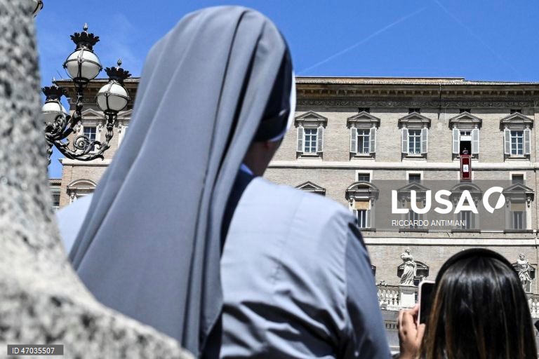 O Papa Leão XIV conduz a oração do Regina Caeli na Praça de São Pedro.