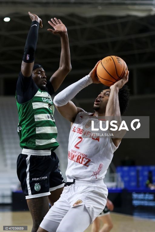 O jogador do Benfica, Justice Sueing (D), disputa um lance com o jogador do Sporting, Maleeck Harden-Hayes (E), durante o jogo de basquetebol sénior masculino da final da Taça Hugo dos Santos, no Pavilhão Multiusos de Gondomar, 03 de Maio de 2026. ESTELA SILVA/LUSA