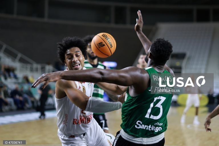O jogador do Benfica, Justice Sueing (E), disputa um lance com o jogador do Sporting, João Fernandes (D), durante o jogo de basquetebol sénior masculino da final da Taça Hugo dos Santos, no Pavilhão Multiusos de Gondomar, 03 de Maio de 2026. ESTELA SILVA/LUSA
