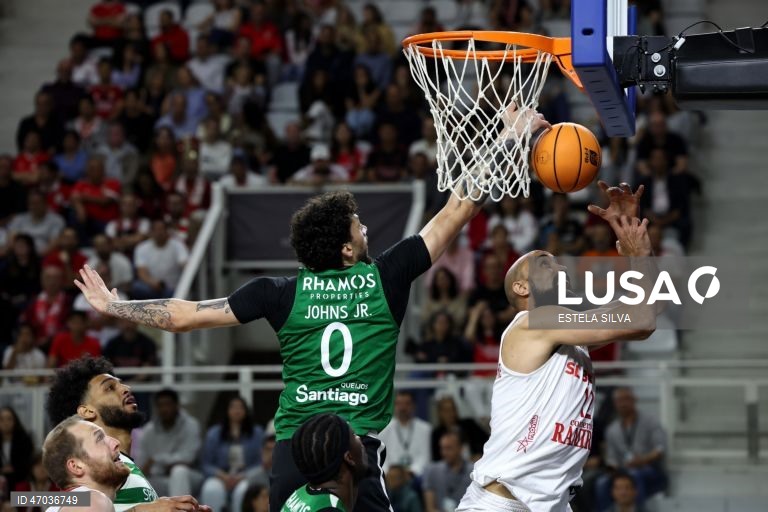 O jogador do Benfica, Makram Romdhane (D), disputa um lance com o jogador do Sporting, Brandon Johns (E), durante o jogo de basquetebol sénior masculino da final da Taça Hugo dos Santos, no Pavilhão Multiusos de Gondomar, 03 de Maio de 2026. ESTELA SILVA/LUSA