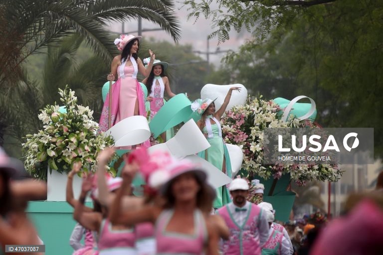 Cortejo alegórico da Festa da Flor, este ano decorrendo sob o tema "50 anos de Autonomia da região Autónoma da Madeira" esta tarde onde 7 grupos desfilaram na baixa funchalense, no Funchal, 3 de maio de 2026. HOMEM DE GOUVEIA/LUSA