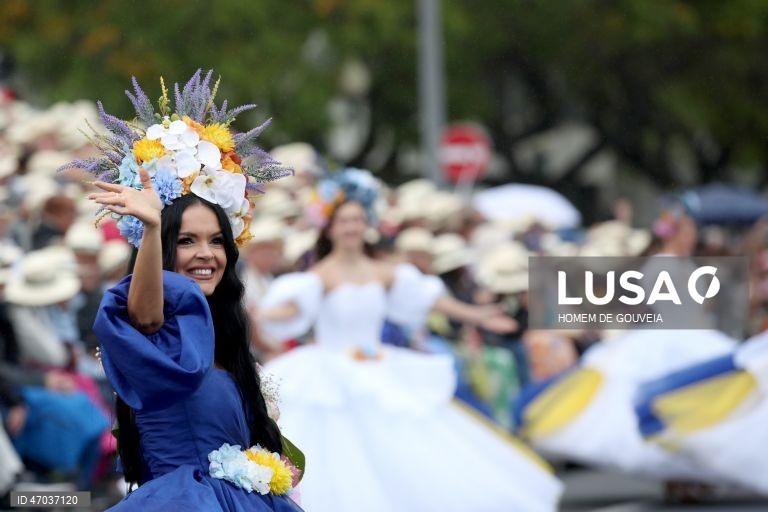 Cortejo alegórico da Festa da Flor, este ano decorrendo sob o tema "50 anos de Autonomia da região Autónoma da Madeira" esta tarde onde 7 grupos desfilaram na baixa funchalense, no Funchal, 3 de maio de 2026. HOMEM DE GOUVEIA/LUSA