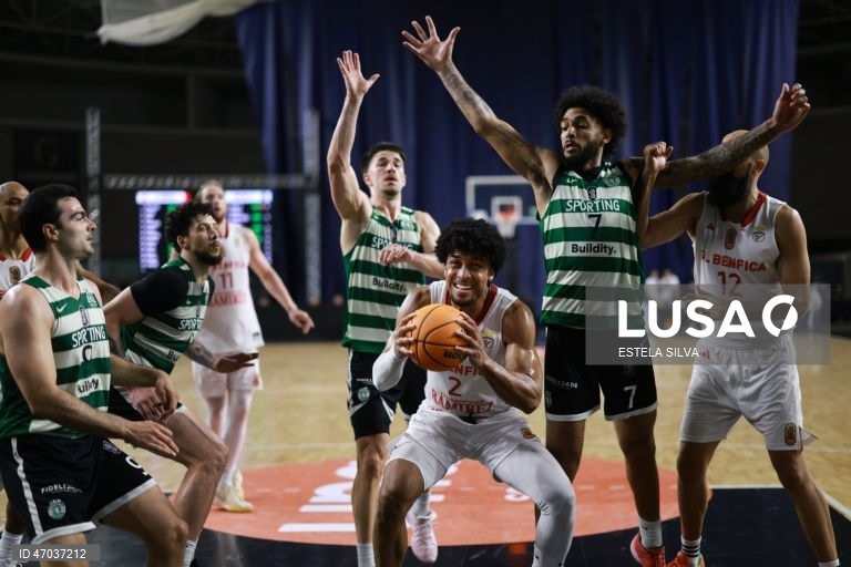 O jogador do Benfica, Justice Sueing (C), tenta marcar um ponto durante o jogo de basquetebol sénior masculino da final da Taça Hugo dos Santos, Benfica vs Sporting, no Pavilhão Multiusos de Gondomar, 03 de Maio de 2026. ESTELA SILVA/LUSA