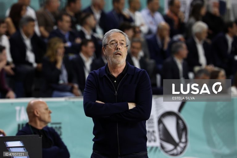 O treinador do Sporting, Luis Magalhães, reage durante o jogo de basquetebol sénior masculino da final da Taça Hugo dos Santos, entre o Benfica e o Sporting, no Pavilhão Multiusos de Gondomar, 03 de Maio de 2026. ESTELA SILVA/LUSA